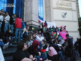 وقفة لنشطاء مصريين وأجانب أمام نقابة الصحفيين لدعم غزة