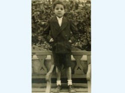 د. محمود عزت في طفولته