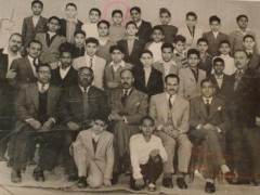 صورة تجمعه بمدرسيه وزملائه