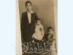 صورة تذكارية مع إخوته في صغره