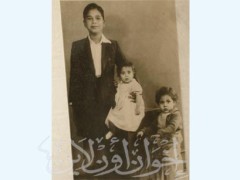 صورة تذكارية مع إخوته في صغره