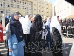 زوجات وأمهات وبنات المعتقلين أمام المحكمة