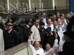 معتقلو الإخوان وكتاب الله  بأيديهم وثقة في النصر