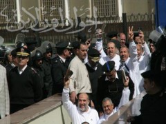 معتقلو الإخوان وكتاب الله  بأيديهم وثقة في النصر