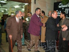 السادة المعزون يتوافدون على قاعة العزاء