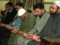 الحاضرون يدعون بالمغفرة بالرحمة للشيخ قتة