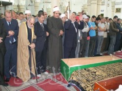 فضيلة المرشد العام يؤم المصلين في الجنازة