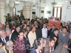 جثمان الفقيد محمولاً على الأعناق عقب الصلاة عليه