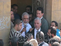 الحزن على وجه د. عزت عقب دفن الشيخ ركوة