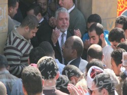 الحاج السبحي وجمع غفير يدعون للشيخ الراحل بالرحمة