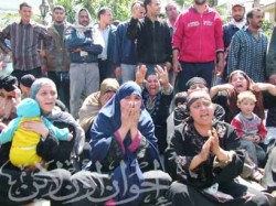 المتضررون يفترشون الأرض أمام مجلس الشعب للمطالبة بسكن لهم