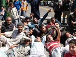 الأهالي ينامون على الأرض أمام البرلمان