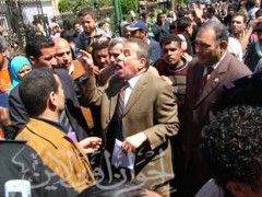 محافظ القاهرة يحاول تهدئة الأهالي ويعدهم بتوفير مساكن لهم