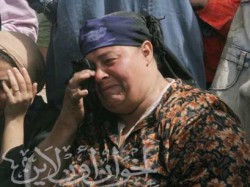 سيدة تبكي بكاءً حارًا على عشة كانت تأويها