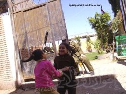 الأطفال يلهون أمام لجنة بالمطرية دقهلية بعد إحجام الناخبين عن المشاركة