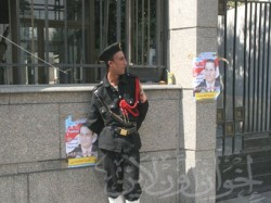 مجند أمن أمام إحدى اللجان الخاوية من الناخبين