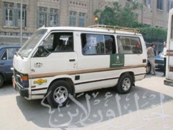 ميكروباص تابع للحزب الوطني ينقل المواطنين أمام محطة سكة حديد مصر