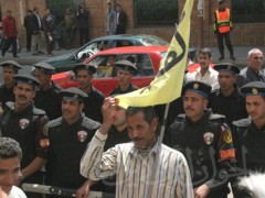 الأمن يحاصر مظاهرة تندد بالاستفتاء وسط القاهرة