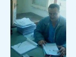 موظف بلجنة انتخابية في دمياط وبجواره كومة من البطاقات المسودة!!