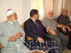 من اليسار الشيخ ماهر عقل، د. محمد مرسي، الداعية جمعة أمين