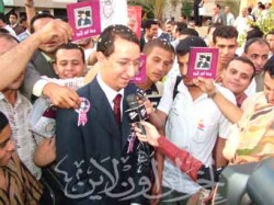 العريس بين أحبابه عقب عقد الزواج