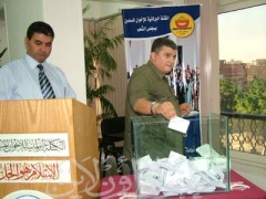 صبري خلف الله ومؤمن زعرور أثناء التصويت