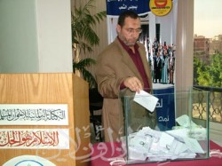 النائب ياسر حمودة أثناء التصويت