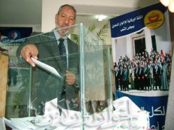 النائب مصطفى عوض الله أثناء التصويت