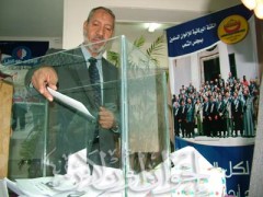 النائب مصطفى عوض الله أثناء التصويت
