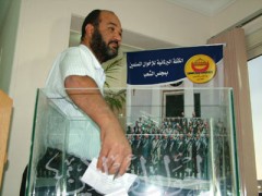 النائب محمود عطية أثناء التصويت