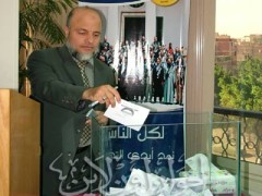 النائب محمد فضل يدلي بصوته