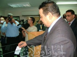 النائب عصام مختار أثناء التصويت