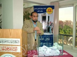 النائب صبري عامر أثناء التصويت