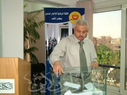 النائب زكريا الجنايني أثناء التصويت