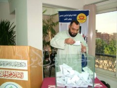 النائب بهاء عطية أثناء التصويت