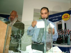 النائب أحمد عبده شابون أثناء التصويت