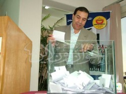 النائب  مختار البيه أثناء التصويت