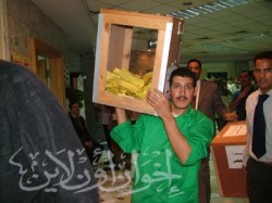 عمال يحملون صناديق الاقتراع بعد انتهاء التصويت