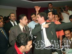 مشادة كلامية بين رئيس إحدى اللجان وعدد من الصحفيين