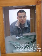 مندوب إحدى اللجان يراقب عملية التصويت