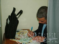 صحفي يدلي بصوته