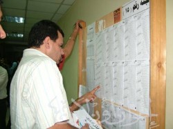 صحفيون يبحثون عن أسمائهم في الكشوف قبل التصويت