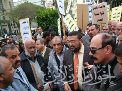 د. الشاعر ود. البلتاجي يتوسطان عددًا من النواب خلال الوقفة