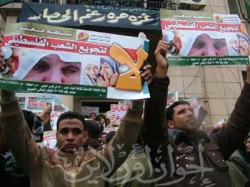 المحامون يرفعون شعارات تندد بتجويع الشعب الفلسطيني