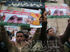 المحامون يرفعون شعارات تندد بتجويع الشعب الفلسطيني