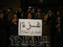 الصحفيون يضيئون الشموع تضامنًا مع غزة الغارقة في الظلام