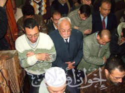 فضيلة المرشد العام يشارك في صلاة الجنازة