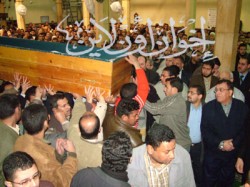 نعش فقيد الإخوان محمولاً على الأعناق