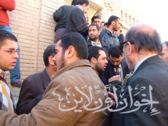 أبناء د. سناء أبو زيد يتلقون العزاء عند المقابر