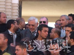 د. عبد المنعم أبو الفتوح عقب دفن الفقيد الراحل